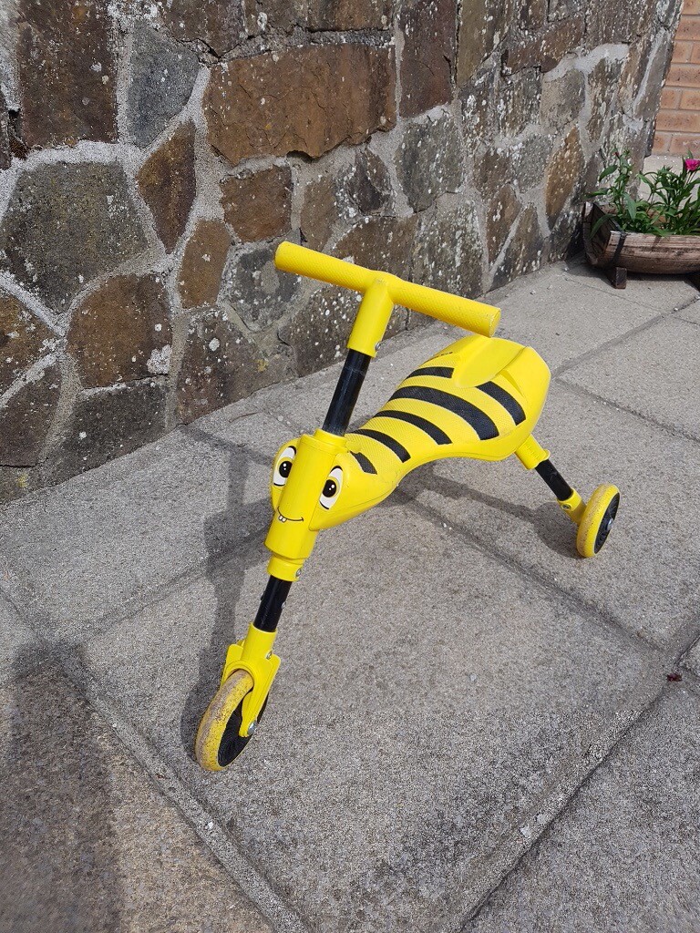 yellow scuttlebug